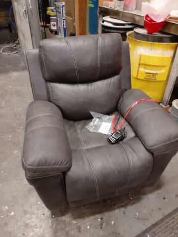 Erlangen Power Recliner with Adjustable Headrest - Gallery Image 6